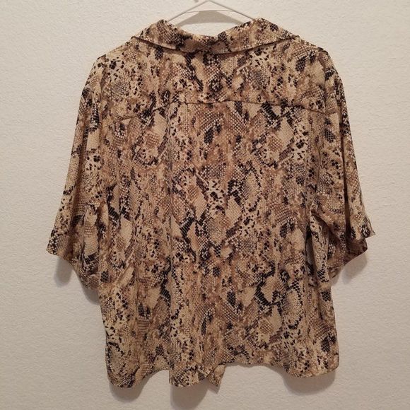 Sanctuary Women's Snakeskin Short Sleeve Blouse size Medium - Picture 2 of 7